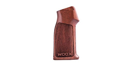 WOOX Vigilante to ergonomiczny uchwyt do AR-15, wykonany z orzecha Claro i aluminium, z regulacją długości, podparciem na sling i miękką poduszką.